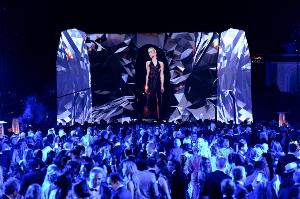 3D hologram fashion show